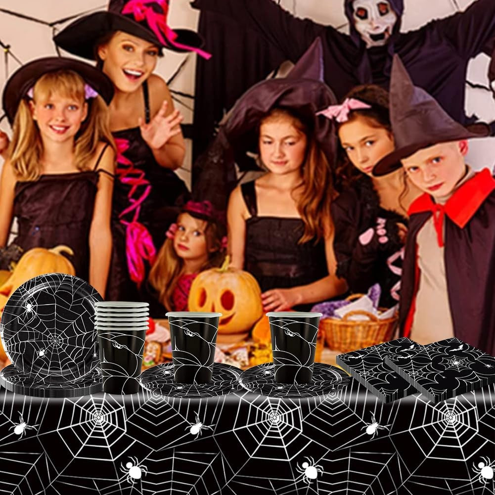 49dílná sada papírových příborů Halloween Spider včetně talířů, ubrousků, sklenic a ubrusu. Černá sada nádobí s dezertními talířky, ubrousky a skleničkami.