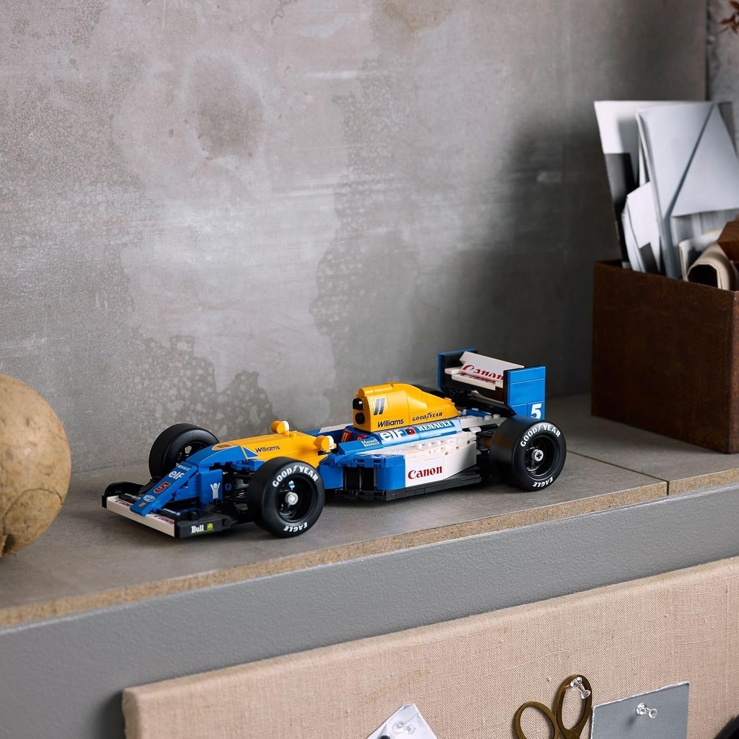 LEGO Icons Williams Racing FW14B s Nigelem Mansellem - Sada modelu F1 s minifigurkami závodního jezdce ke sběru - Dekorace na stůl se stojanem - Dárek pro dospělé a dospívající fanoušky motoristického sportu 10353 Stavebnic Besuche den LEGO-Store