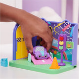 Pokoj Gabby's Dollhouse Deluxe, Purr-Ific Playroom, Herna s autíčkem Carlita, 2 kusy nábytku a 2 krabice s překvapením s příslušenstvím, Vhodné pro domečky pro panenky Naty Shop od 3 let