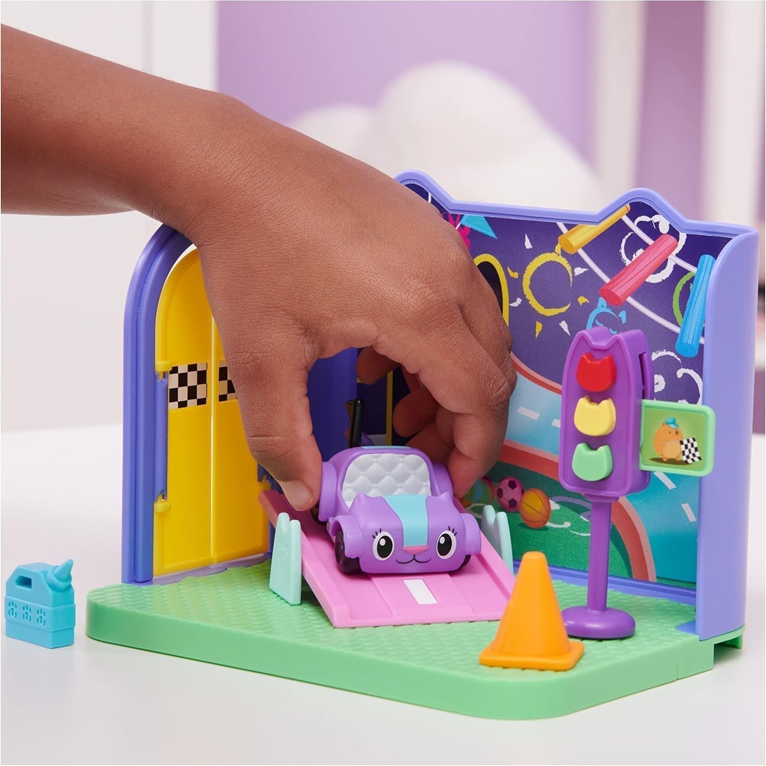 Pokoj Gabby's Dollhouse Deluxe, Purr-Ific Playroom, Herna s autíčkem Carlita, 2 kusy nábytku a 2 krabice s překvapením s příslušenstvím, Vhodné pro domečky pro panenky Naty Shop od 3 let