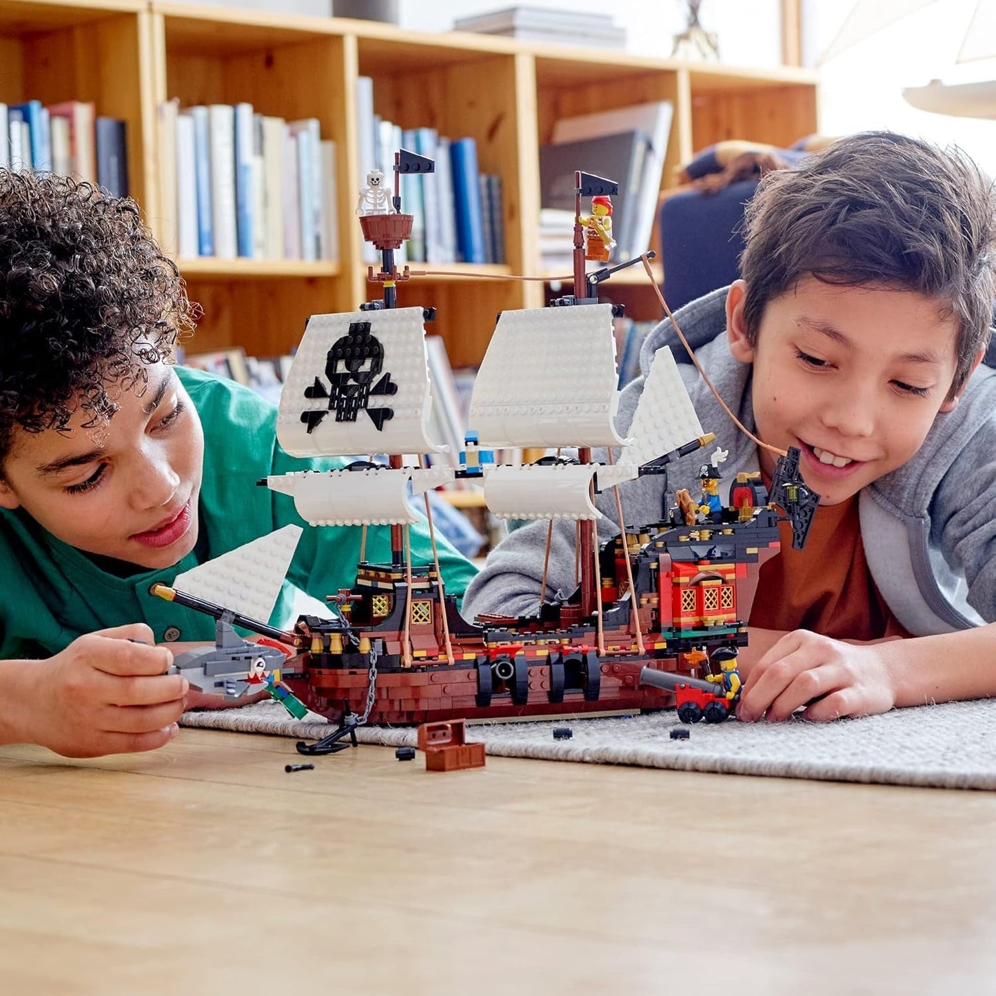 LEGO Creator Sada pirátské lodi 3 v 1, Hračka se 3 možnostmi sestavení, Postavte si pirátskou hospodu nebo Ostrov pirátů lebek, obsahuje 3 dobrodružné minifigurky na hraní rolí 31109 Stavebnice Besuche den LEGO-Store