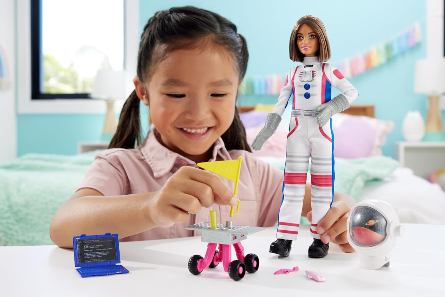 Panenka Barbie k 65. narozeninám a 10 doplňků, sada astronautů panenky bruneta, rover na kolečkách, vesmírná přilba s měnícím se hledím a další, HRG45