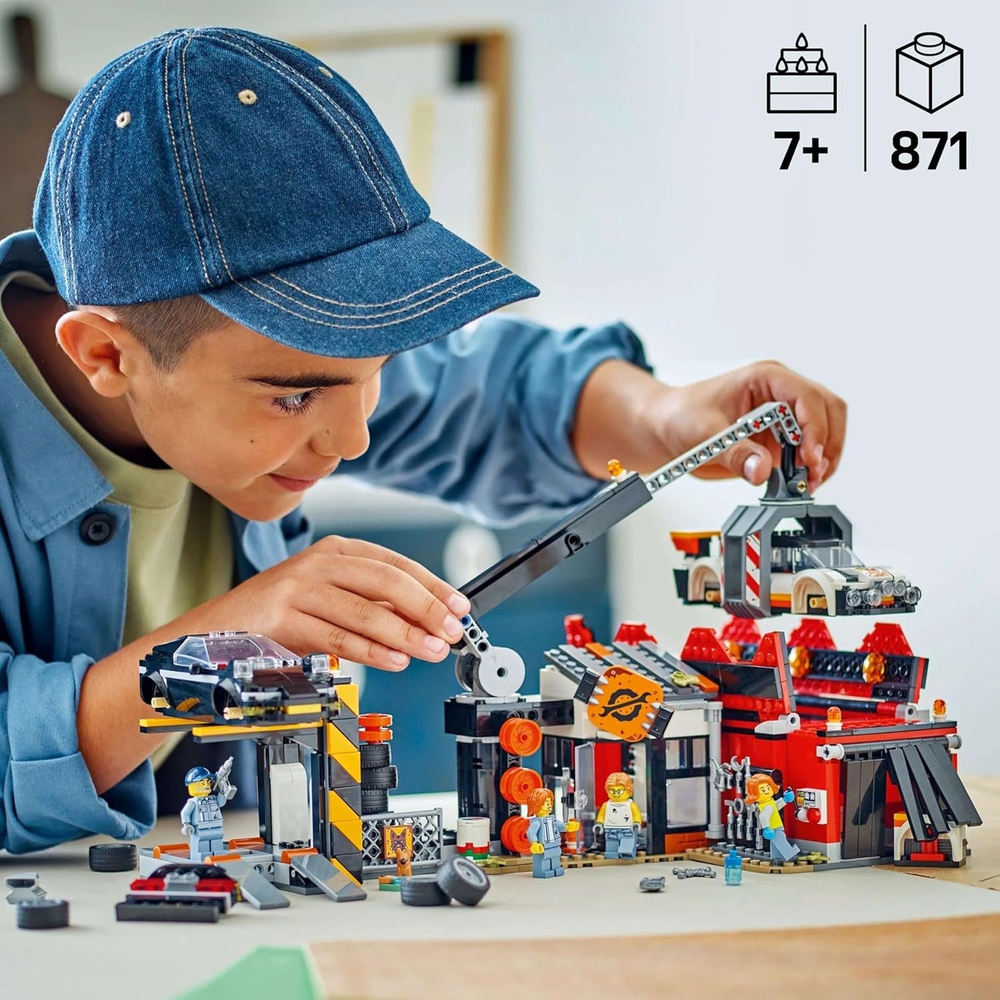 LEGO City vrakoviště s auty - hračka s lisem na šrot a jeřábem, 2 autíčka, 4 fungující minifigurky a kancelářská budova - narozeninové dárky pro chlapce a dívky od 8 let 60472 Stavebnice Besuche den LEGO-Store