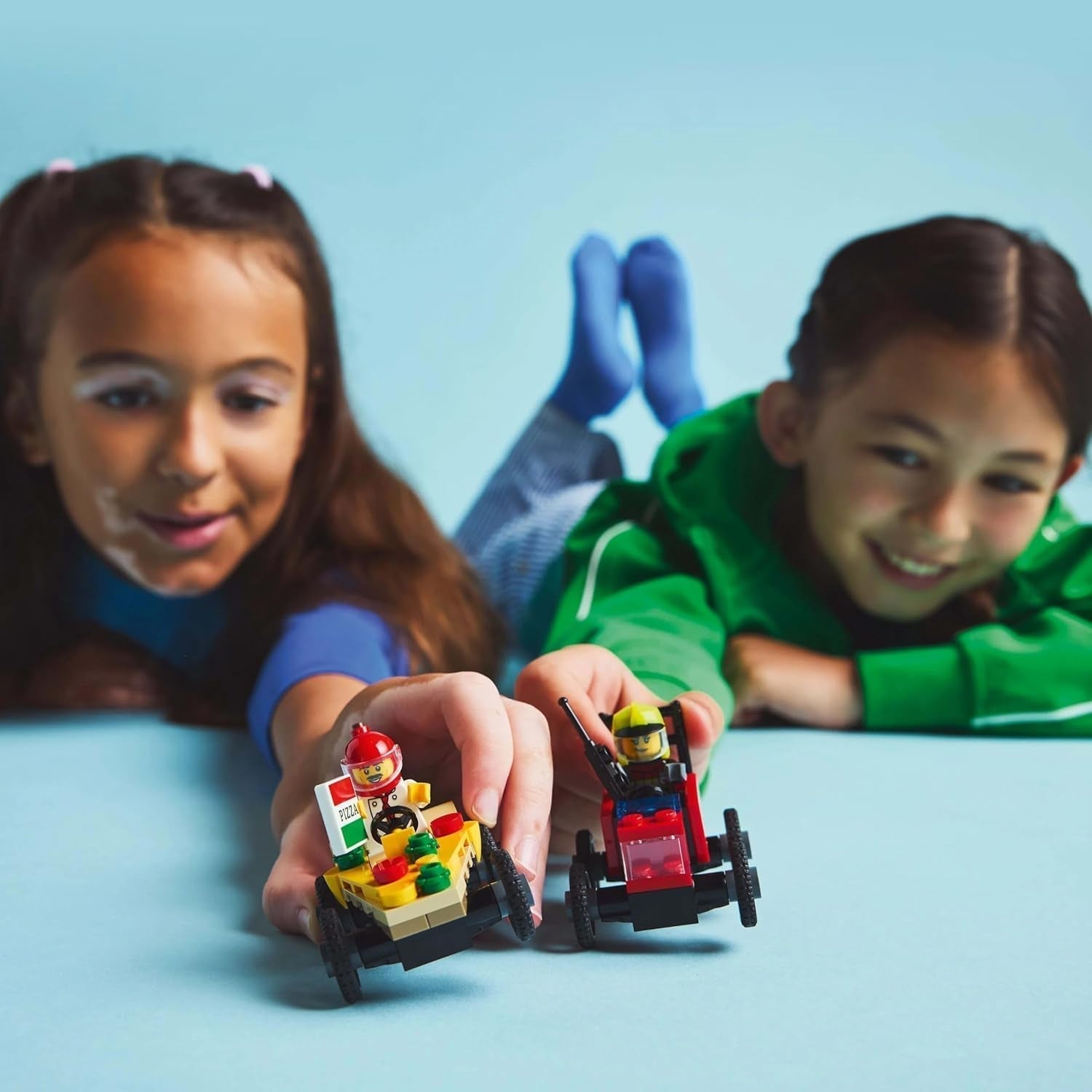 LEGO City dodávka pizzy vs. Pizza Truck - Hračka na mýdlo pro dívky a chlapce od 5 let - Stavebnice se 2 minifigurkami řidiče - Dárek k narozeninám a svátku 60458 Stavebnice Besuche den LEGO-Store