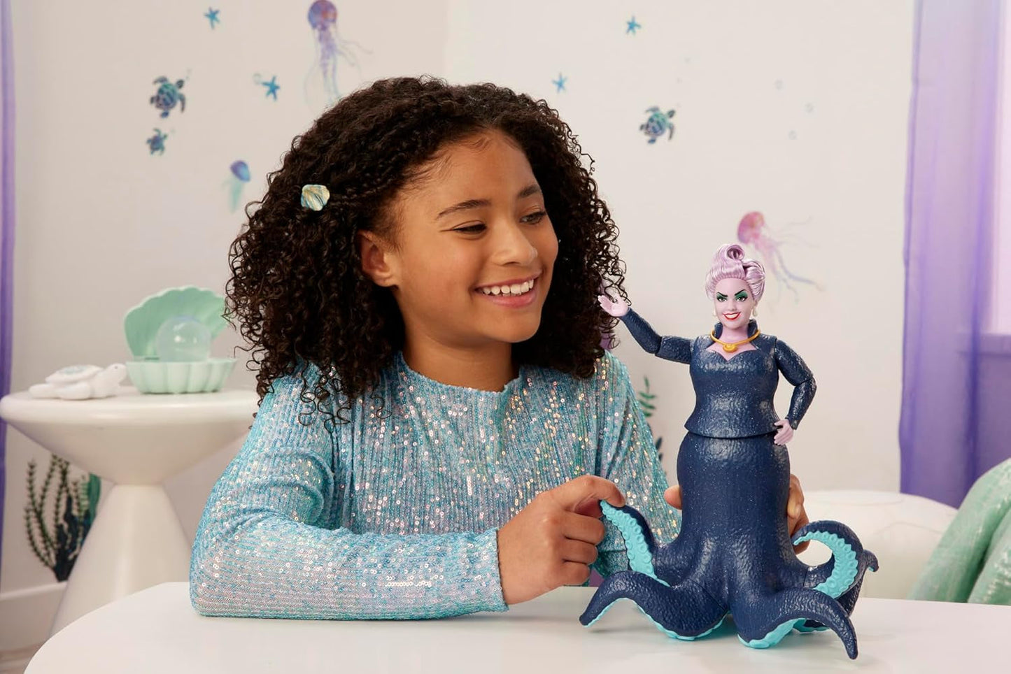 Mattel DISNEY Ariel The Little Mermaid - Ursula s chapadly, odnímatelným náhrdelníkem a levandulovým drdolem pro nekonečnou stylingovou zábavu, vhodné pro děti od 3 let, HLX12