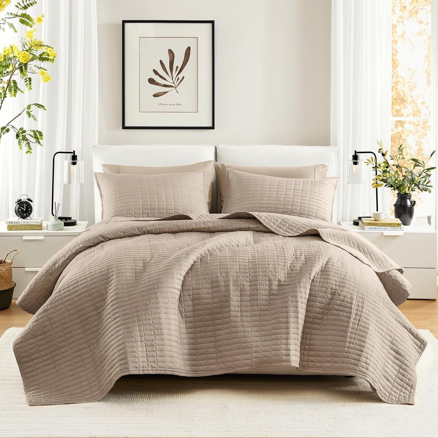 Comfort Spaces Sada přikrývek Kienna Luxusní letní přikrývka s dvojitým stehem Lehká měkká povlečení na celý rok Slušivé povlaky na polštáře Bílá přikrývka pro postele King Size (264,2 x 228,6 cm) Naty Shop Taupe Quilt King/Cal King (104"X90")