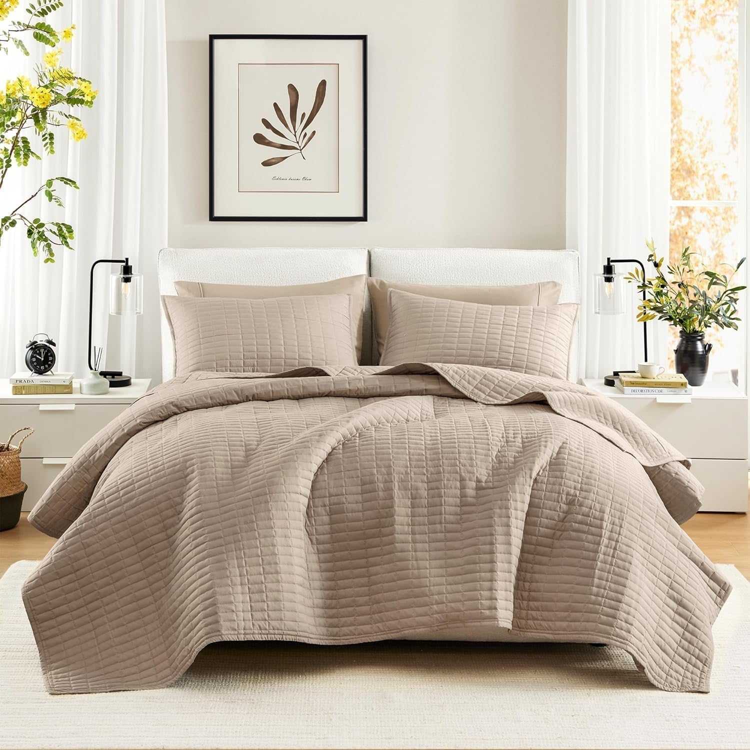 Comfort Spaces Sada přikrývek Kienna Luxusní letní přikrývka s dvojitým stehem Lehká měkká povlečení na celý rok Slušivé povlaky na polštáře Bílá přikrývka pro postele King Size (264,2 x 228,6 cm) Naty Shop Taupe Quilt King/Cal King (104"X90")