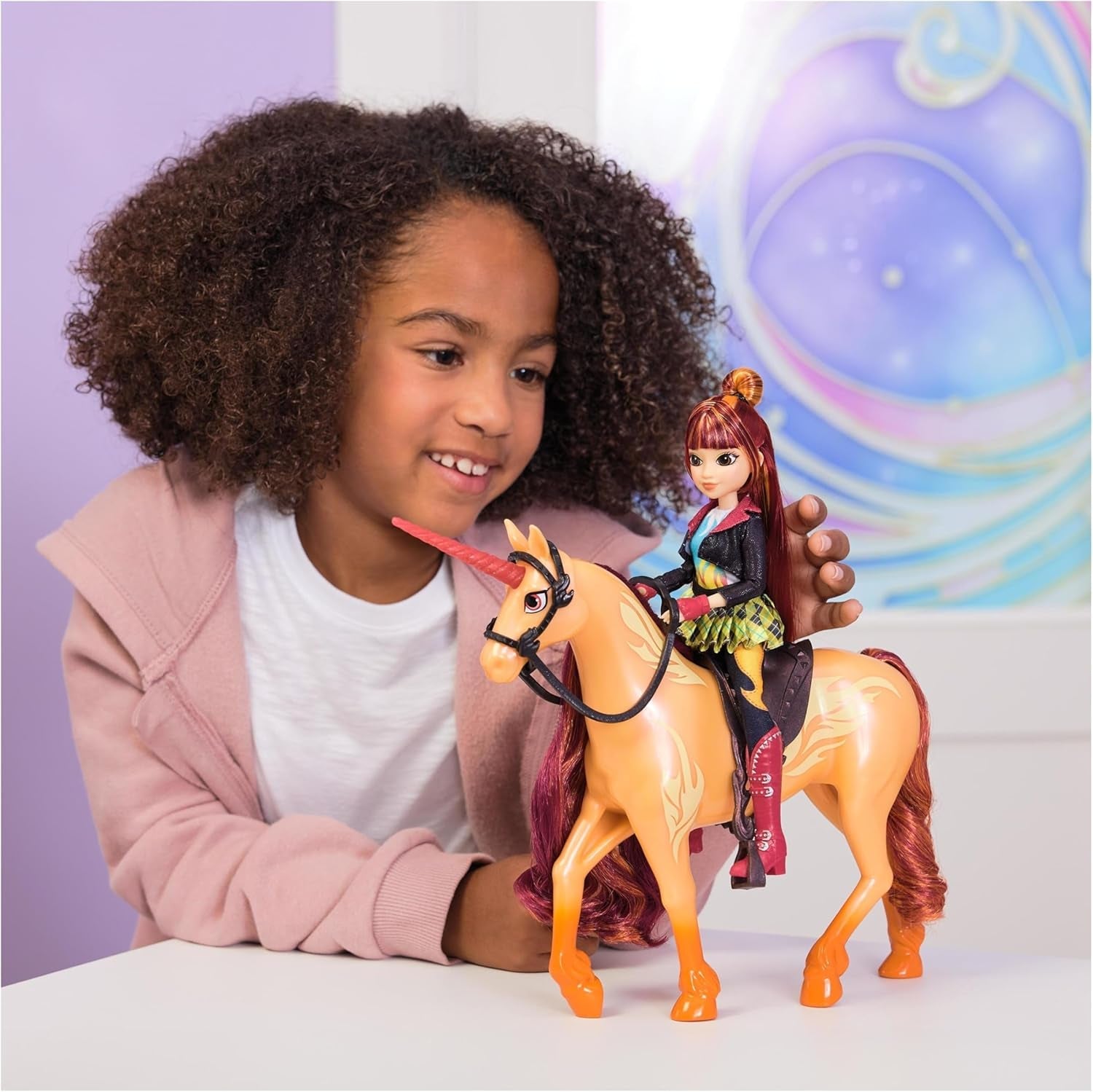 Unicorn Academy Valentina Doll - originální panenka z oblíbené série Netflix, měří 24 cm a má 5 doplňků pro nápadité hraní rolí, pro děti od 4 let.