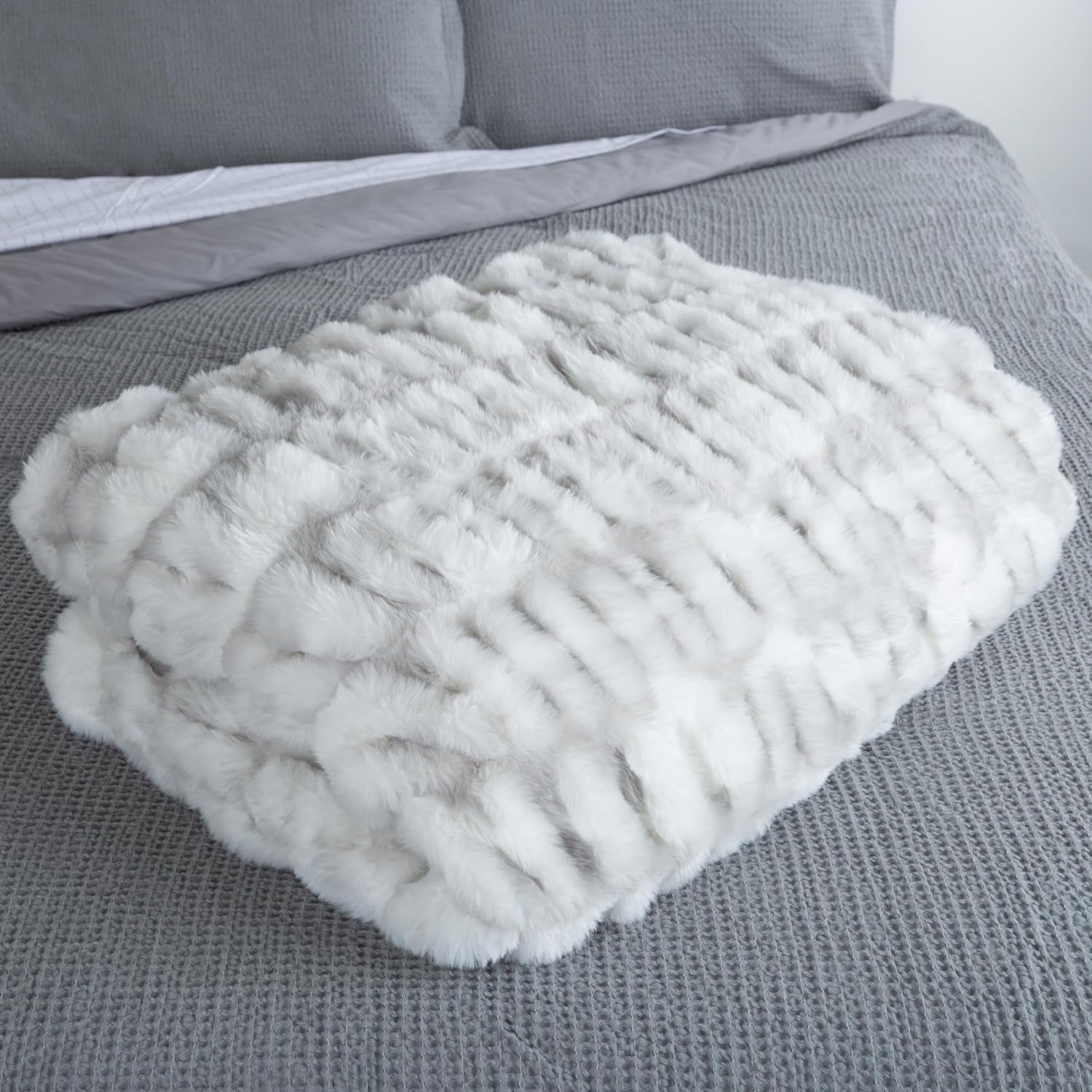 Okázalá domácí přikrývka z umělé kožešiny Gerüschte, 152,4 x 203,2 cm, žakárová umělá kožešina, přehoz velikosti Queen pro postele a pohovky, šedé postele a přikrývky Okázalý domov