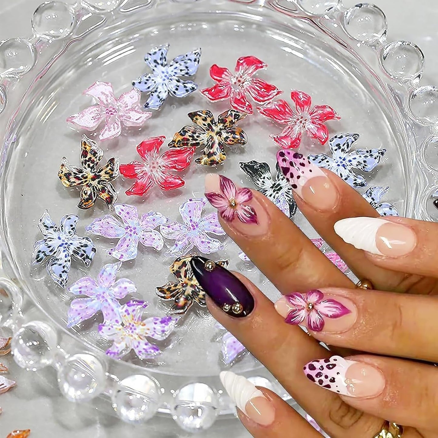 50ks 3D květinová kouzla na nehty, 3D gelové nail art, kouzla na nehty, barevné letní šperky, DIY doplňky na nehty, embosované krystaly květu ibišku, gradientní nail art pro ženy