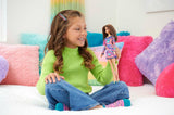 Panenka Barbie Fashionistas č. 206 – Vlnité vlasy a pihy – Moderní šaty z duhového mramoru, taška přes rameno a zelené boty – od 3 let, HJT03