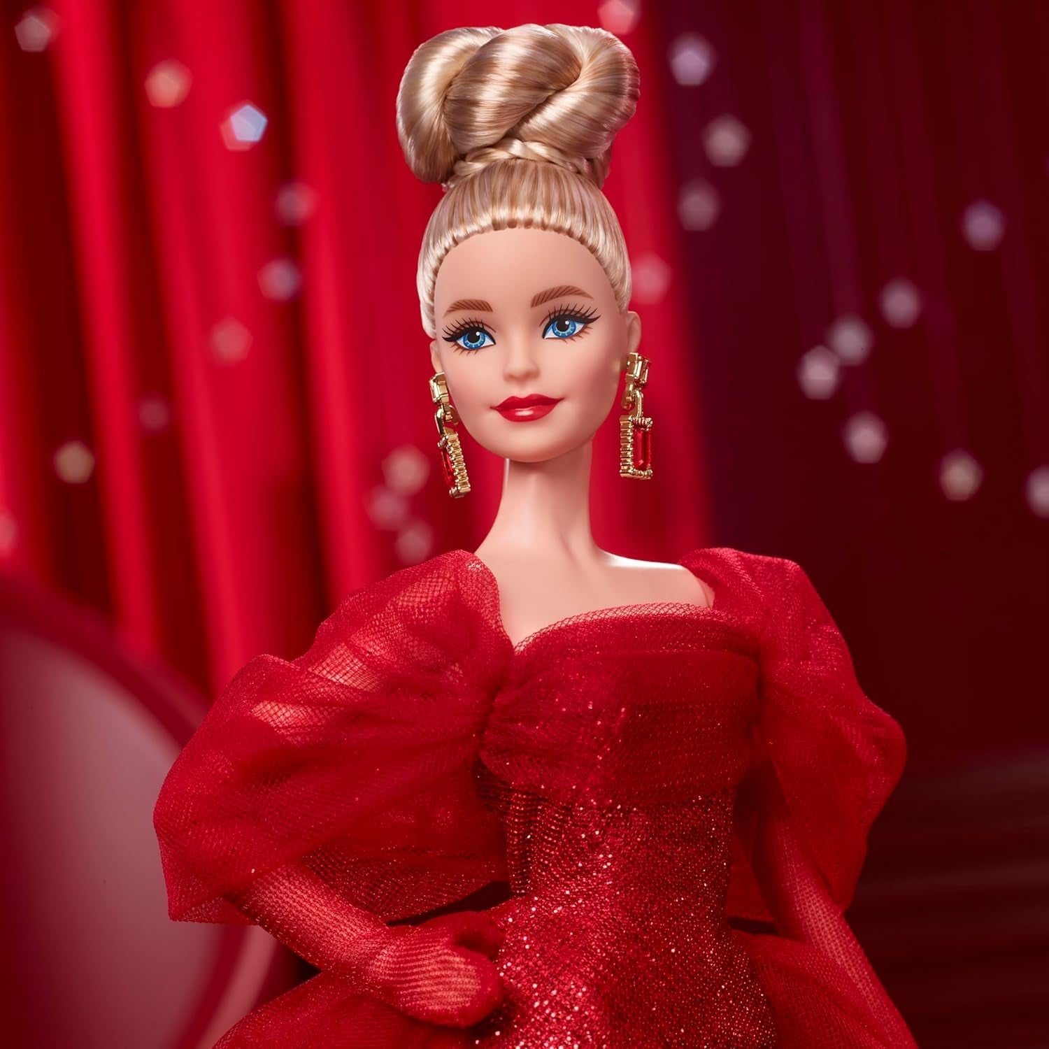 Podpisová panenka Barbie k 80. výročí Mattel sběratelská figurka v zářivě červených tylových šatech s náušnicemi ve tvaru slzy a jemnými rukavicemi Blond vlasy JBJ17