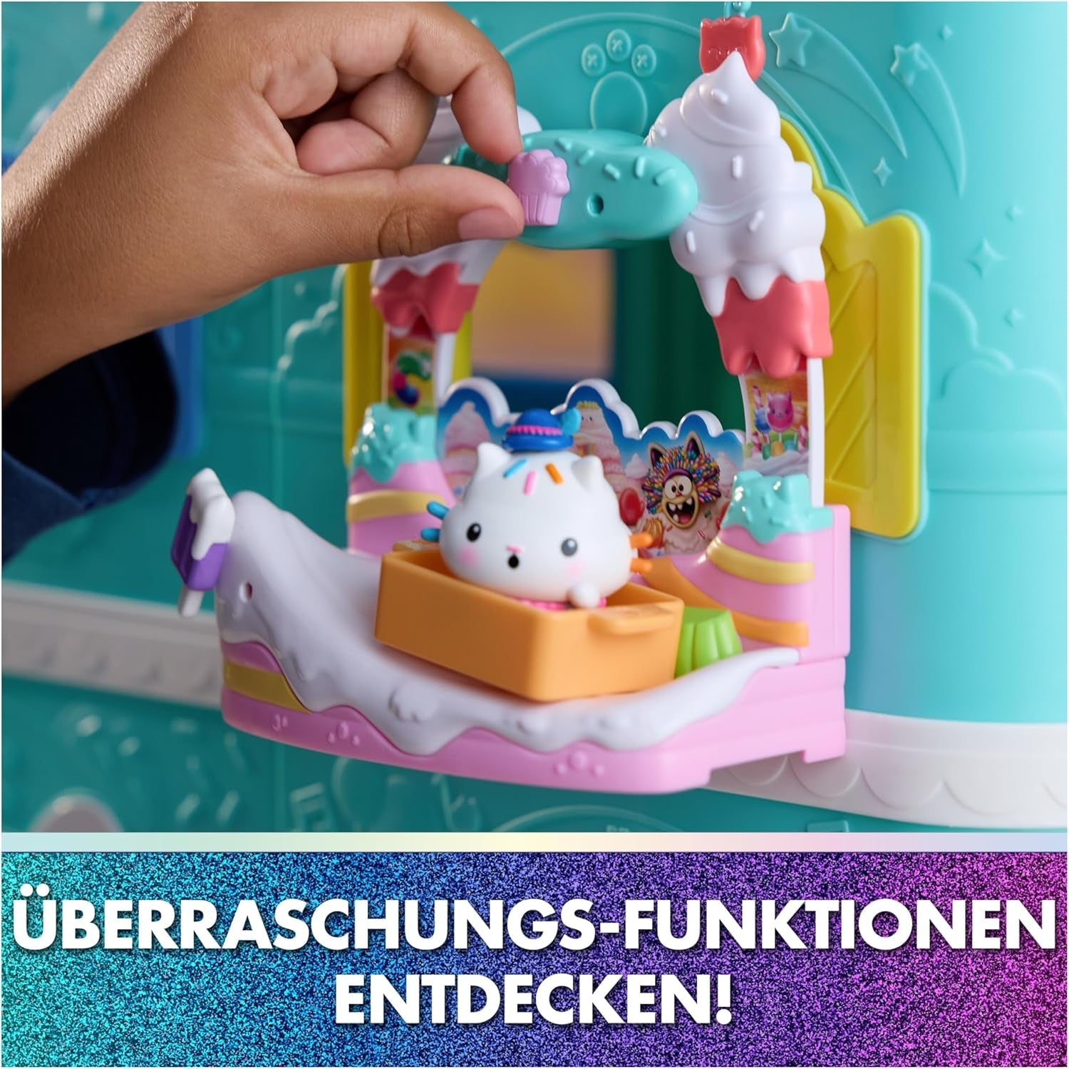 DREAMWORKS DOMEČEK PRO PANENKY GABBY: FILM – Kuchi's Sweet Balcony Playset s figurkami domečku pro panenky a doplňky pro děti od 3 let