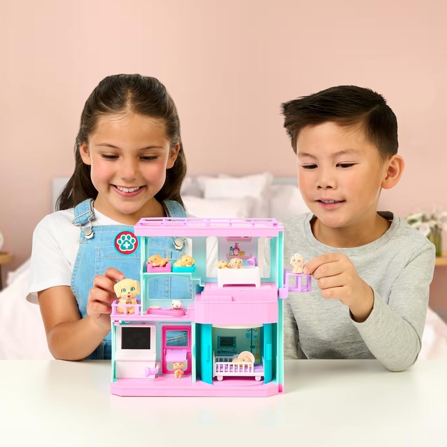 Hrací sada Little Live Pets Mama Surprise Families Baby Clinic, včetně 3 štěňat retrívrů, Magic, oboustranná herní sada (27,8 cm W, 23,8 cm V). Krmení, koupání a hraní, dárek pro děti Akční figurky Naty Shop
