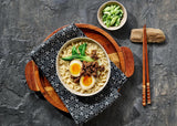 Nissin Demae Ramen - Pikantní hovězí 10 balení Instantní nudle japonského stylu s hovězí příchutí a asijským kořením Rychlá a snadná příprava asijské kuchyně (10 x 100 g)