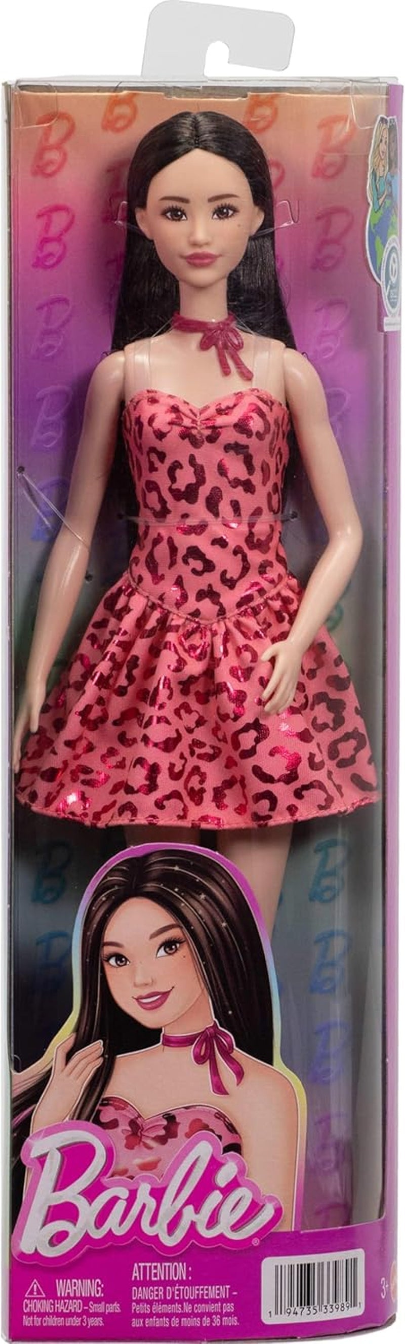 Panenka Barbie Fashionistas č. 246 v růžových šatech s leopardím vzorem bez ramínek s černými vlasy a doplňky, jako je mašličkový náhrdelník a boty, JJN59