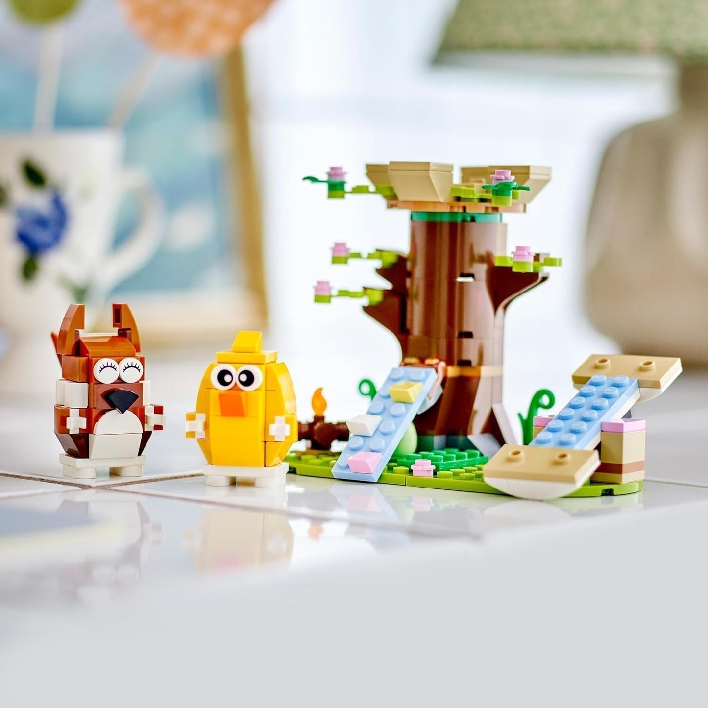 LEGO Spring Zvířecí Hřiště, Stavebnice Ptáček a Veverka, Hrací sada Domeček na stromě pro děti, Nápad na dárek pro 8leté chlapce a dívky, Sada zvířat, Hračka figurky zvířat 40709 Stavebnice Beuche den LEGO-Store