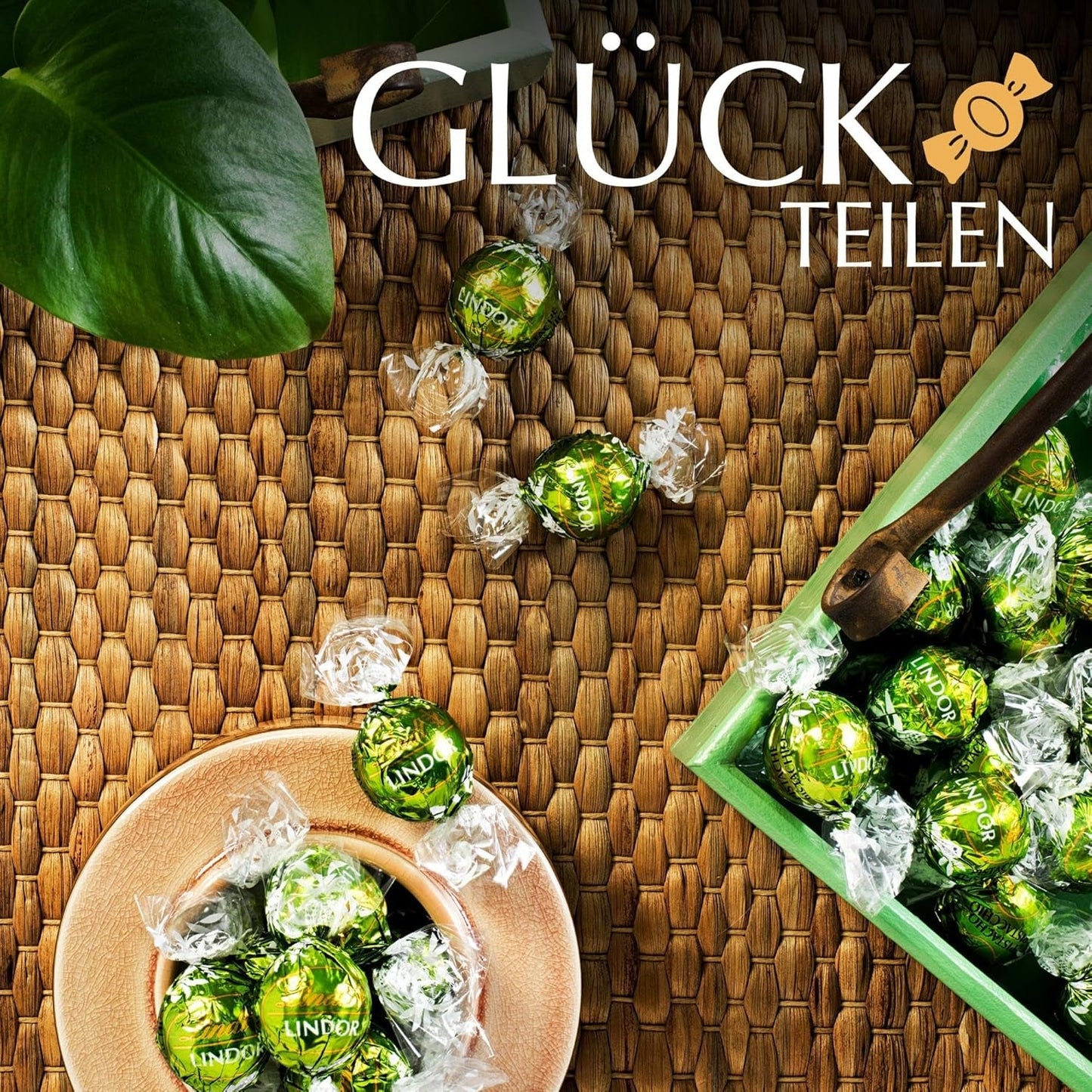 Lindt LINDOR Čokoláda s pistáciemi | 1 kg uzavíratelný sáček | cca. 80 mléčných čokoládových kuliček s pistáciovou krémovou náplní rozplývající se v ústech | Velké balení, pralinkový dárek
