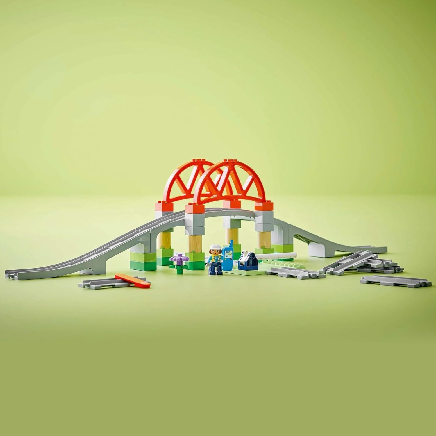 LEGO DUPLO Městský železniční most a koleje – rozšiřující sada, dárek pro děti od 2 let, stavebnice a rekonstrukční sada, předškolní vývojová sada, vzdělávací hračka 10426 stavebnic Besuche den LEGO-Store