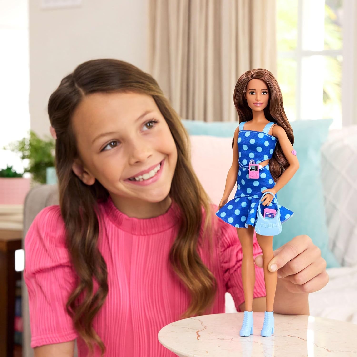 Panenka Barbie Fashionistas #242 s diabetem 1. typu a puntíkovým oblečením a doplňky ve spolupráci s Breakthrough T1D, HYT97
