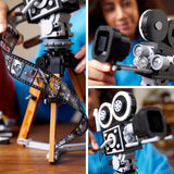 LEGO | Disney Camera – Pocta Waltu Disneymu, Sada pro dospělé s minifigurkami Mickeyho a Minnie Mouse, figurkami Bambi a Dumbo, Dárek pro ženy, muže a fanoušky, Výstava 43230 Stavebnice Besuche den LEGO-Store