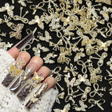 50Stück 3D zlatá mašle na nehty Butterfly Nail Art Charms Legierung Bogen Nagel Charms Nägel Zubehör Schleife Nagelschmuck Metall Schleifen Schmetterling Nageldesign Nagelanhänger Nailart Strasssteine