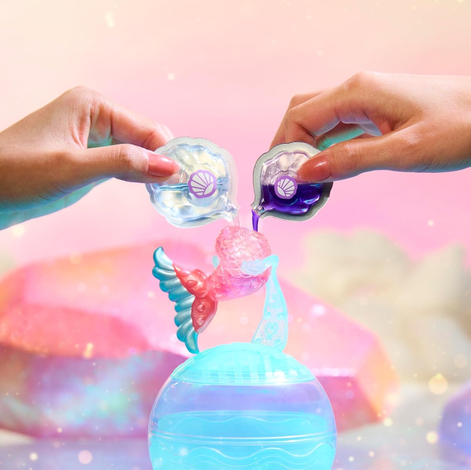LOL Překvapení! Mermaids Makeover Magic Tots - Skutečný lesk na rty pro vás a vaši panenku, abyste se mohli sami vyrobit, namíchat a vytvořit make-up, Zábavná vodní hra, 6 panenek ke sbírání - Věk 4+