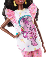 Barbie Rewind - Nostalgická sběratelská figurka ve stylu 80. let s nádhernými vlasy a oblečením, včetně TV, popcornu a telefonu, pro fanoušky a sběratele, HJX19