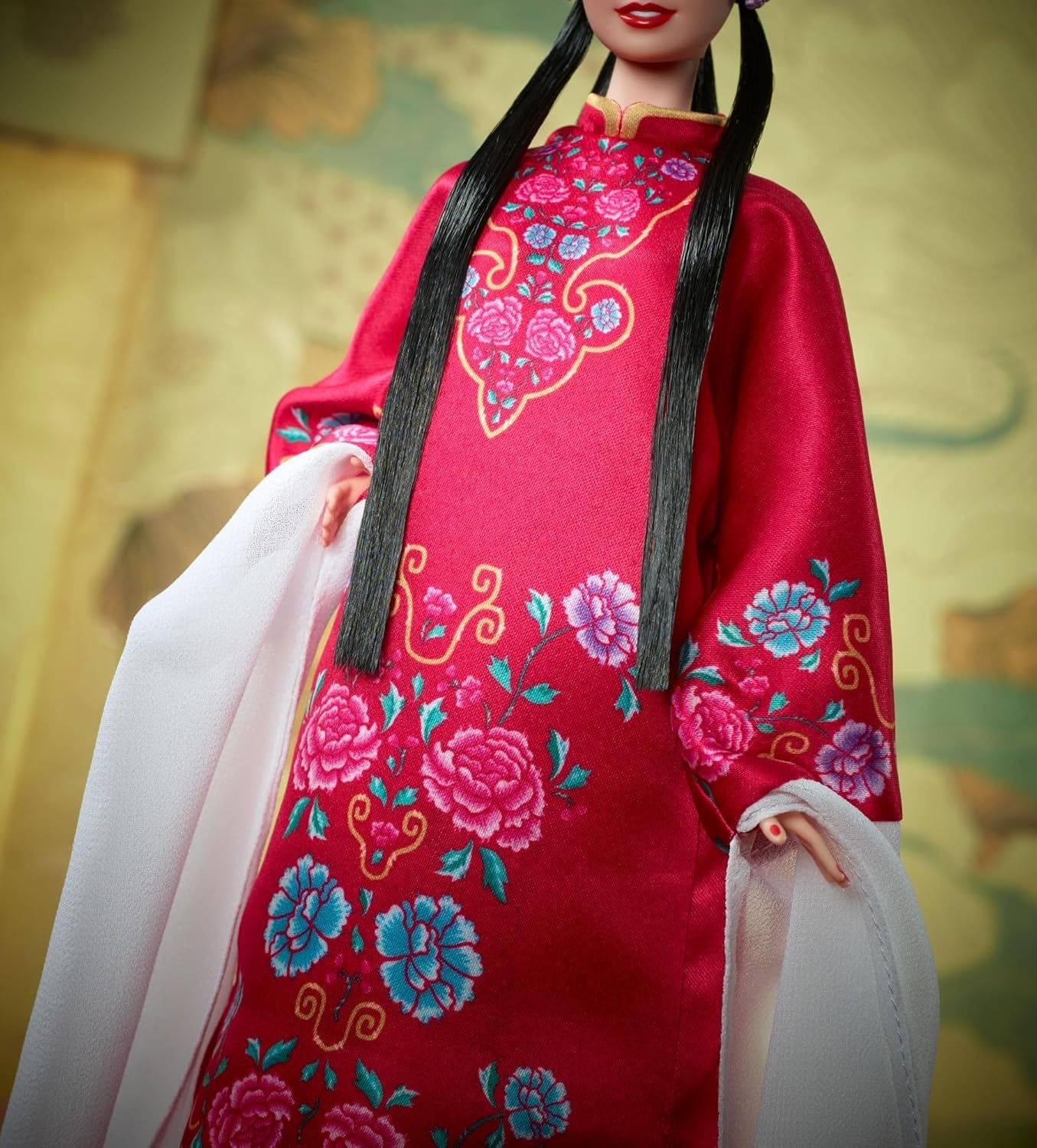 BARBIE Lunar New Year Barbie Puppe - Traditionelles Dreid in glücksbringendem Rot mit Pfingstrosen muster, azurově modrá Schuhe s růžovým třpytem, ​​inspiriert von der Peking-Oper, HRM57