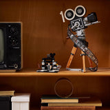 LEGO | Disney Camera – Pocta Waltu Disneymu, Sada pro dospělé s minifigurkami Mickeyho a Minnie Mouse, figurkami Bambi a Dumbo, Dárek pro ženy, muže a fanoušky, Výstava 43230 Stavebnice Besuche den LEGO-Store
