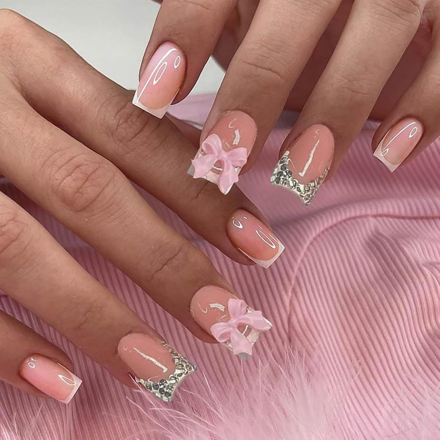 24ks Pink Diamond Bow Francouzská manikúra Tablety Čtvercové nehty Vzor kamínky Nude Pink Umělé nehty Celý kryt Lepidlo Manikúra