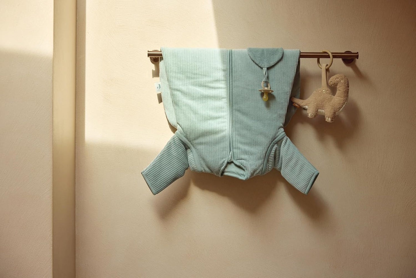 Dětský vláček Jollein Roarsome - Na zavěšení - Hračka do kočárku - Hračka pro dětskou autosedačku - Příslušenství ke kočárku - Dinos a listy Bebe Toys Naty Shop