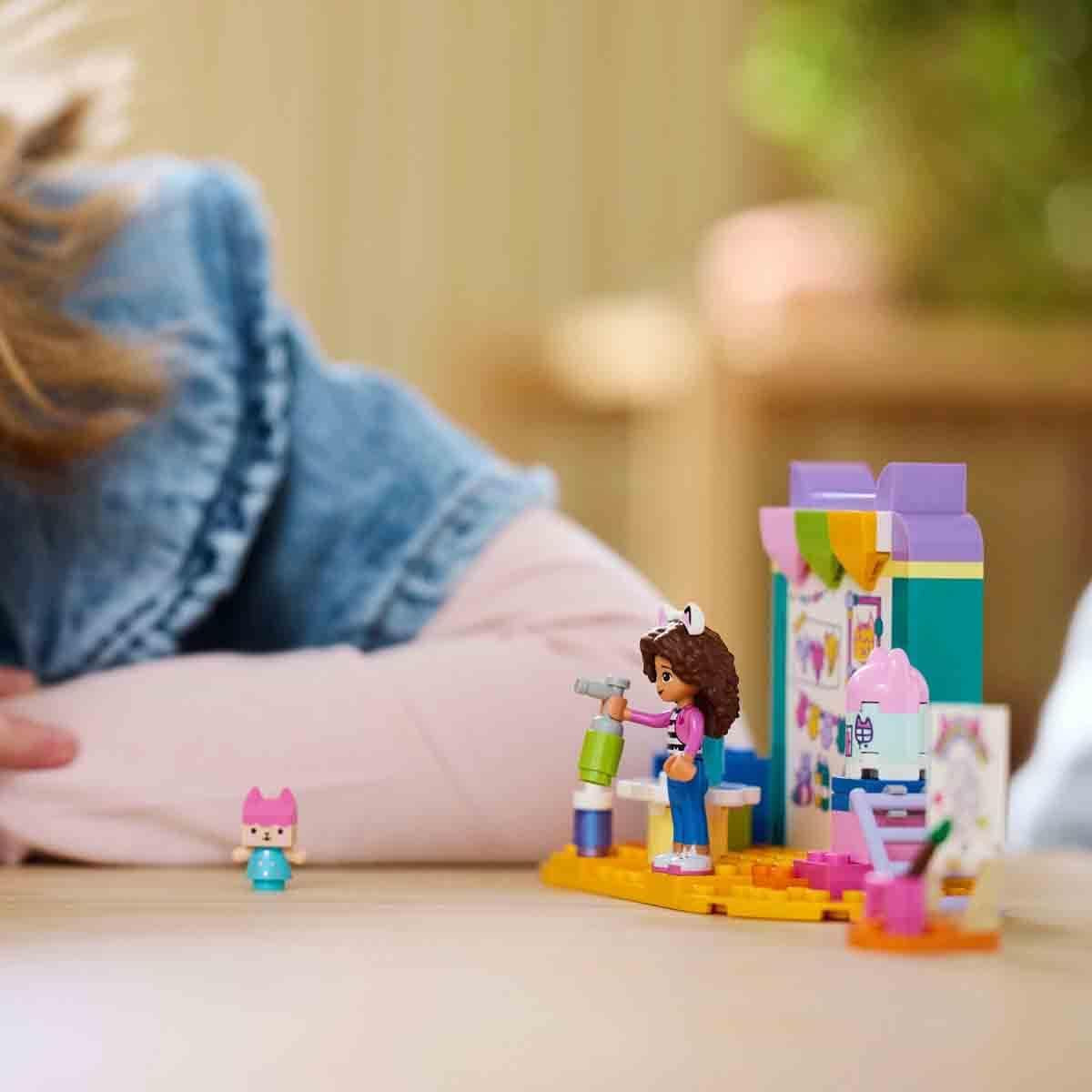 LEGO 4+ Gabby's Domeček pro panenky Zábavné řemeslo s dětskou krabičkou, sada na hraní rolí, sada výtvarných umění a řemesel pro dívky a chlapce ve věku 4 let, model domu hraček 10795 Stavebnice Beuche den LEGO-Store
