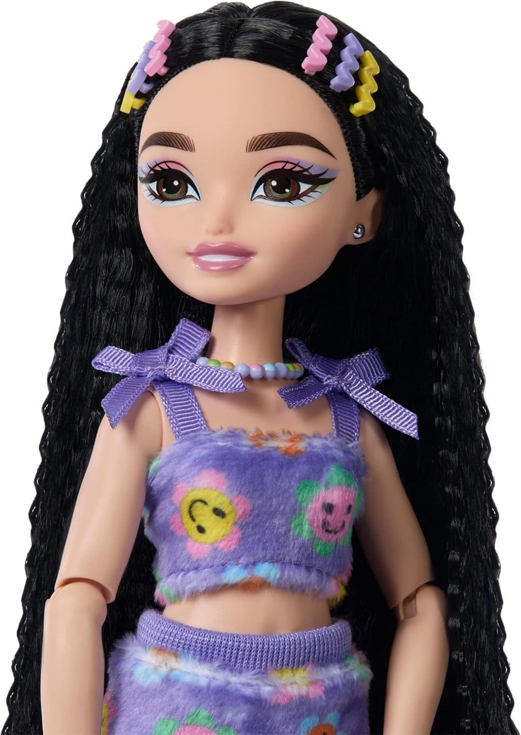 Panenka Barbie Dream Besties a doplňky, módní panenka Barbie Renee s bruslením na kolečkových bruslích a černými vlasy, 12 tématických doplňků s videi a jídlem, JFX99