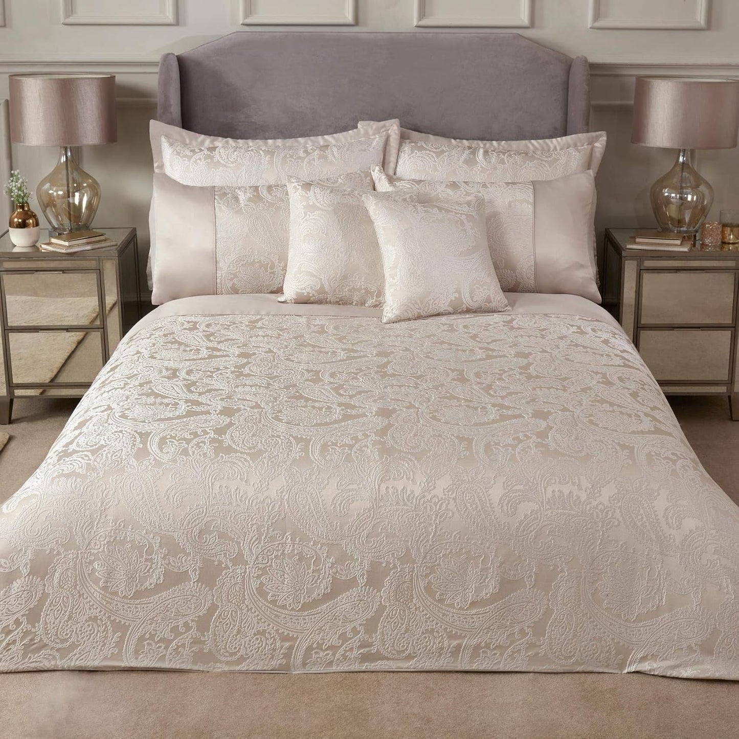 Přikrývka vévodkyně do královské postele, 100% polyester, krémová barva Postele a přikrývky Emma Barclay Krémová barva King size