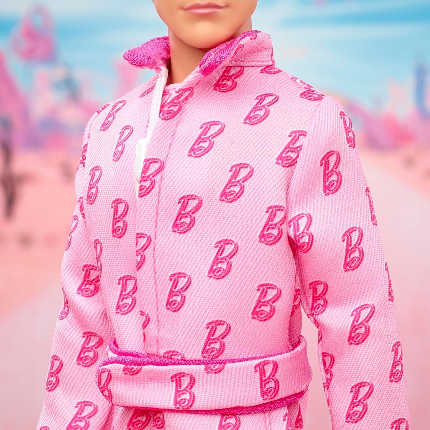 Barbie The Movie - Ken-Sammelpuppe, Ryan Gosling a Ken v růžově obarvené kombinéze s "B"-Aufdruck, bílými teniskami a barevnými bruslemi, JCP80