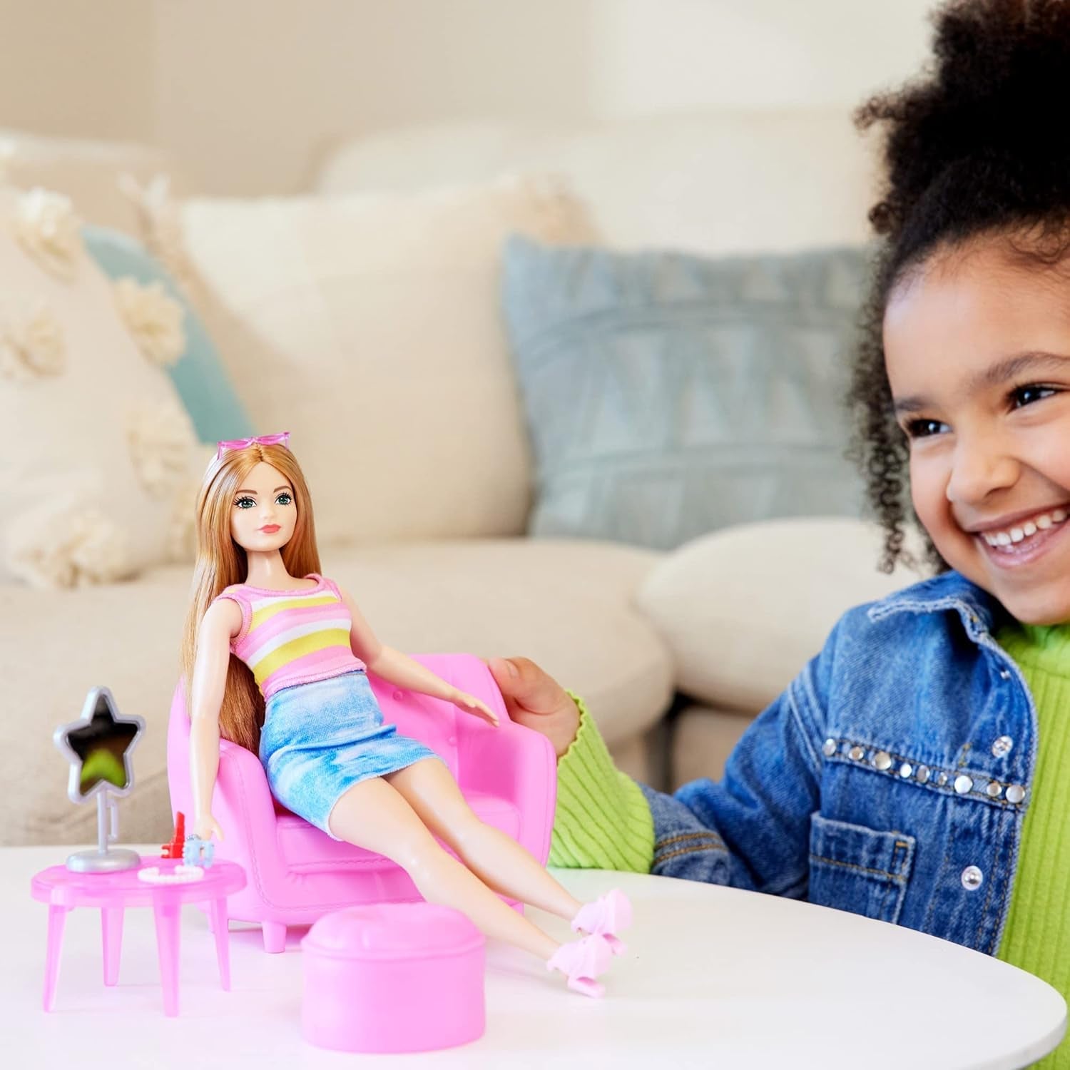 Sada módní panenky Barbie a šatní skříň s oblečením, doplňky a salonním nábytkem, dlouhotrvající kadeřnická zábava pro děti od 3 let, HPL78