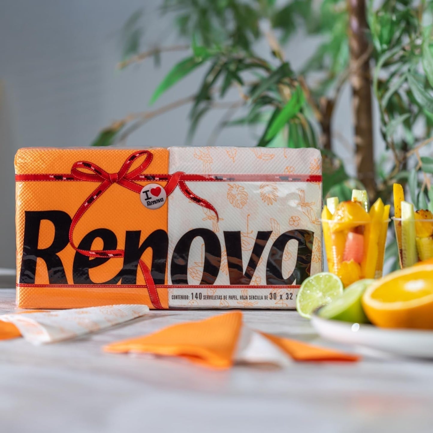 Papírové ubrousky Renova Red Label, 140 ubrousků, napůl bílé, zdobené, polobarevné, standardní velikost