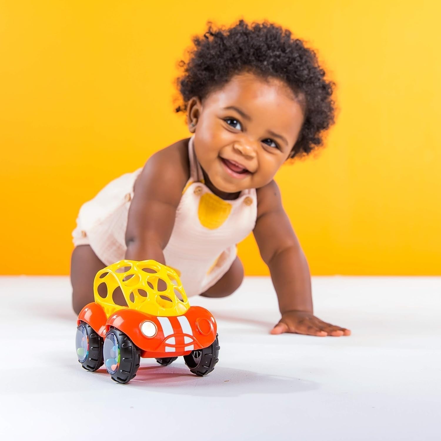 Bright Starts Oball Rattle Toy Motor Activity Hračka pro miminka a batolata od 3 měsíců 1 kus Náhodná barva Modrá nebo červená Dětské hračky Naty Shop