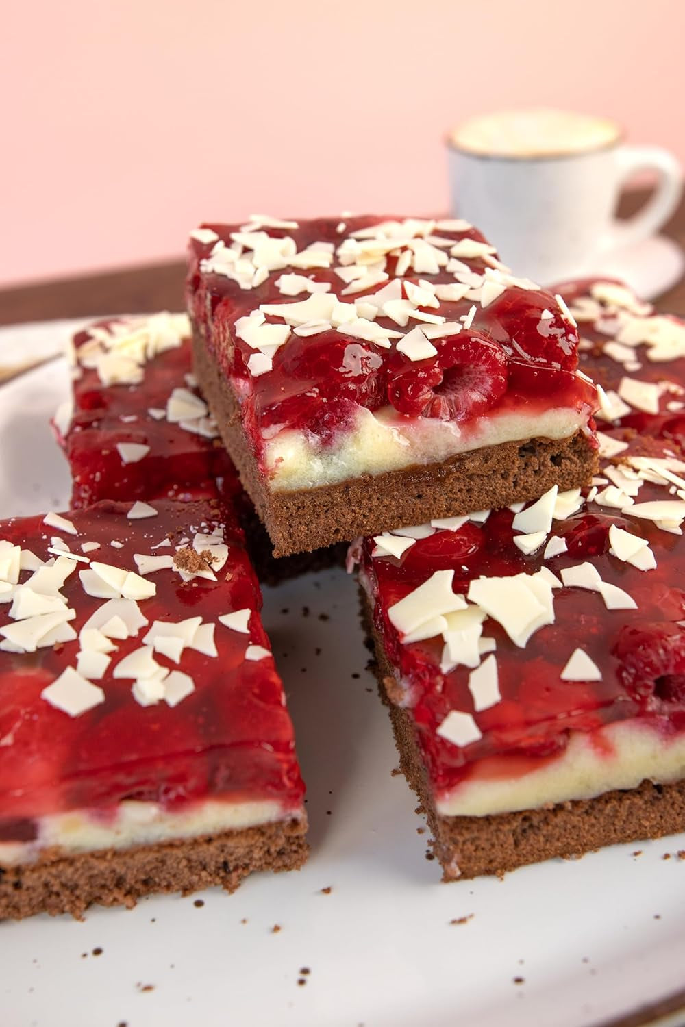 RUF Kleiner Himbeer-Schokokuchen, Mini-Kuchen Mit Feiner Puddingcreme, Himbeeren Und Weißen Schokoraspeln, Inkl. Backform, 1X252G Směs na pečení a vaření Naty Shop