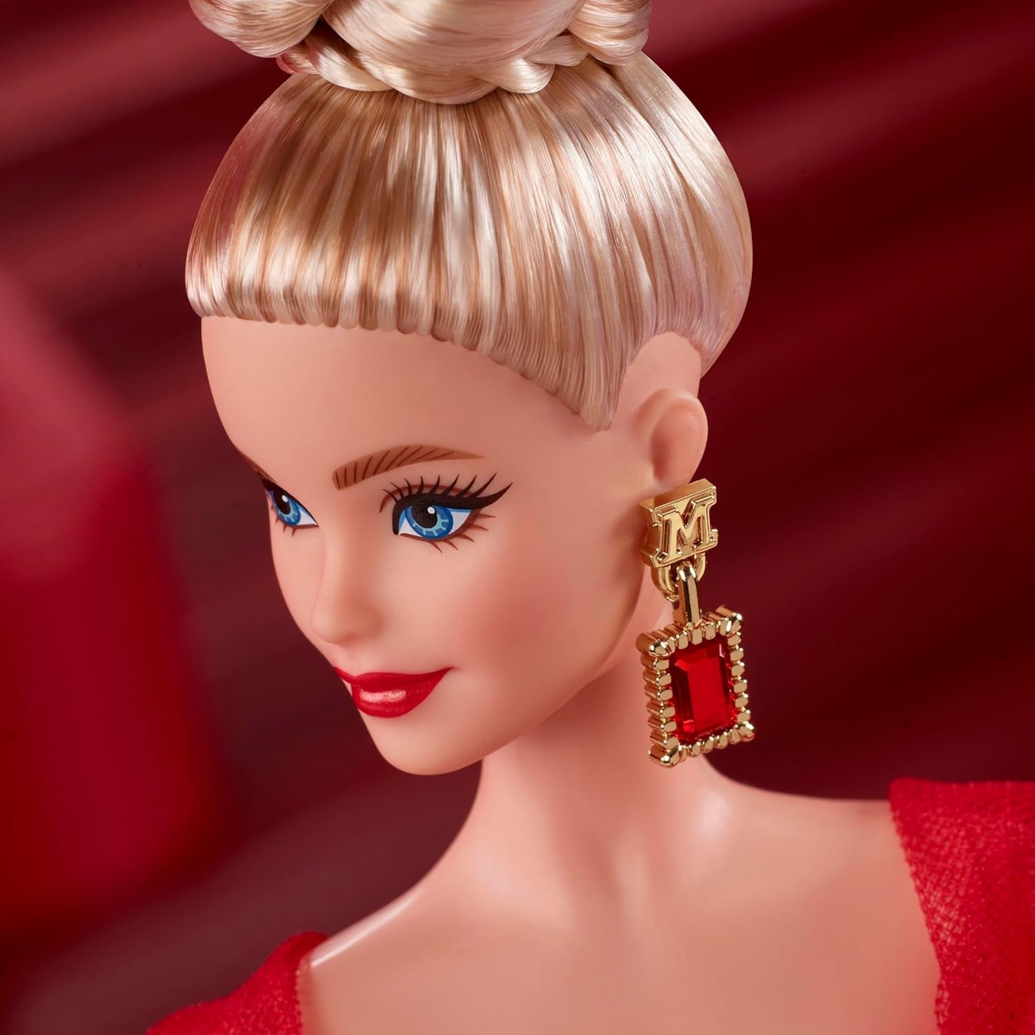 Podpisová panenka Barbie k 80. výročí Mattel sběratelská figurka v zářivě červených tylových šatech s náušnicemi ve tvaru slzy a jemnými rukavicemi Blond vlasy JBJ17