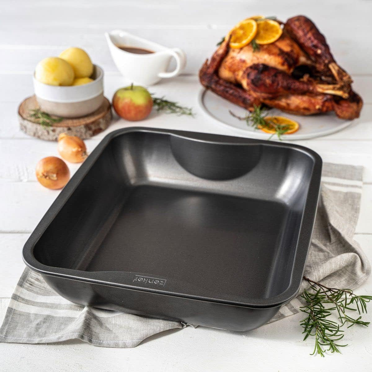 Zenker Xxl-Brat- Und Auslaufform (40 X 8 X 34 Cm) SPECIÁLNÍ VAŘENÍ, Rechteckige Ofenform Mit Antihaftbebeschichtung, Backblech Für Krosse Braten & Saftige Aufläufe (Farbe: Schwarz), Menge: 1 Stück Na pečení formy a plechy