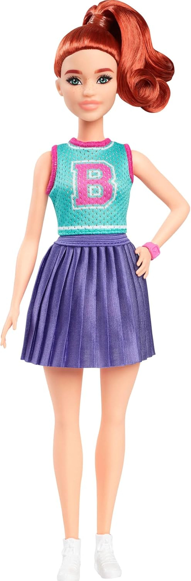 Panenka Barbie Fashionistas č. 232 s červenými vlasy, žerzejový top s potiskem B, fialová skládaná sukně, náramkové hodinky a tenisky, HYT90 Naty Shop Dolls Výchozí název