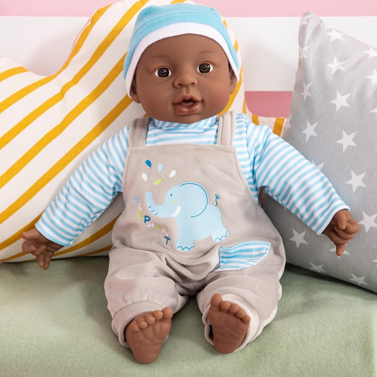 Bayer Design 94001AH Interaktivní panenka, chlapec, mluvící, měkké tělo, 40 cm, tmavá kůže, modrá