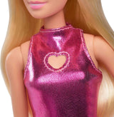 Panenka Barbie Fashionistas č. 230 s blond vlasy, růžové kovové minišaty s výřezem na srdce, bílý náramek a vysoké podpatky, HYT88