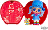 LOL Překvapení! Loves Strawberry Shortcake Tots – sběratelské voňavé panenky se 7 překvapeními, mazlíčkem, módou, botami, kloboukem, herní sadou s jahodovým koláčem, konvertibilní dům, věk 4+