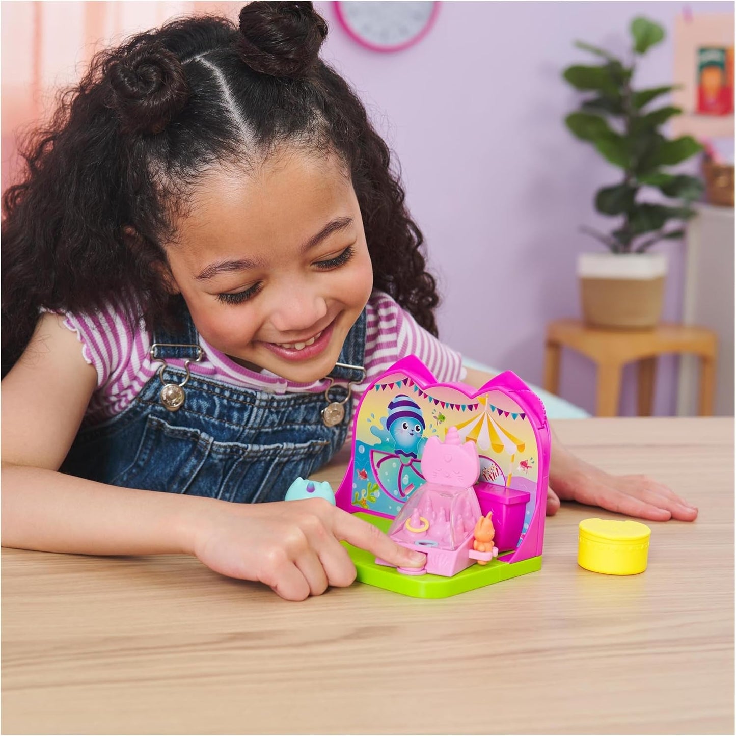 DREAMWORKS GABBY'S DOLLS HOUSE – herní sada pro pokojík Deluxe, místnost pro párty Kitty Narwhale, tématický nábytek a doplňky, věk 3+