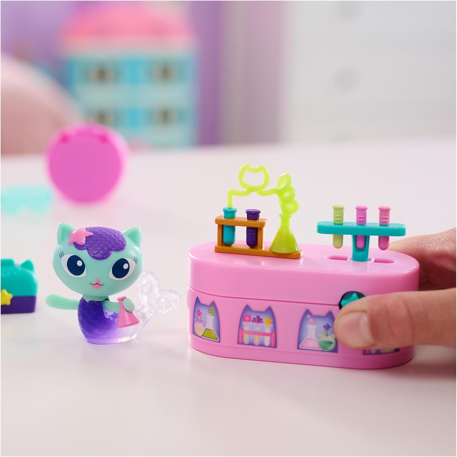 Domeček pro panenky Gabby™S, Bobble Kitty Nábytek Sada surikat Kočičí figurka s nábytkem a doplňky do domečku pro panenky, Domečky pro panenky starší 3 let Naty Shop
