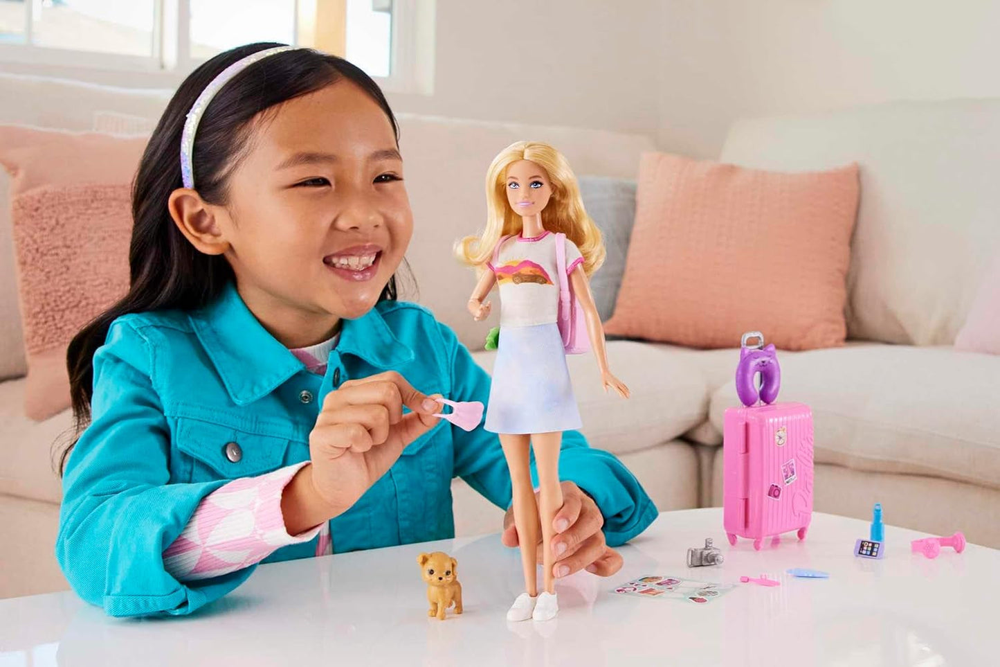 Panenka Barbie, Cestovní Barbie s blond vlasy, 10+ Cestovní doplňky, Nálepky, Kufr, Štěně, Obsahuje 1 panenku, Dárek pro děti, Hračka od 3 let, HJY18