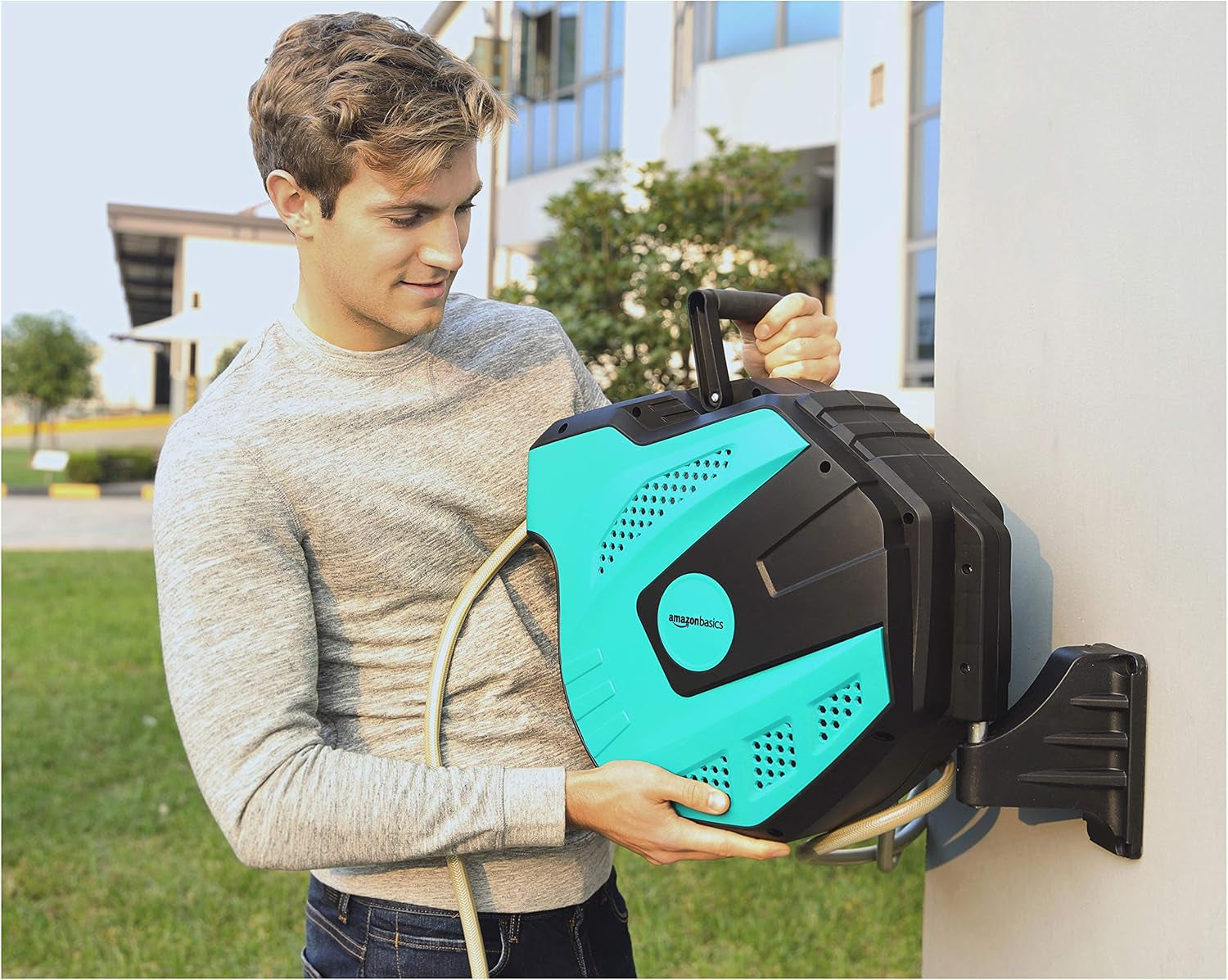 Amazon Basics Nástěnný hadicový naviják s hadicí, samonavíjecí, 15 m, tmavě zelená, černá